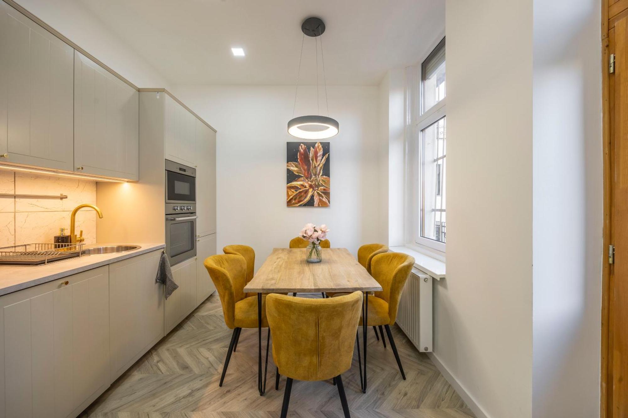 Located Grand With 4 Bedrooms *