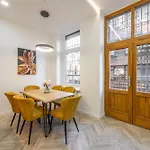 Central Located Grand Residence With 4 Bedrooms