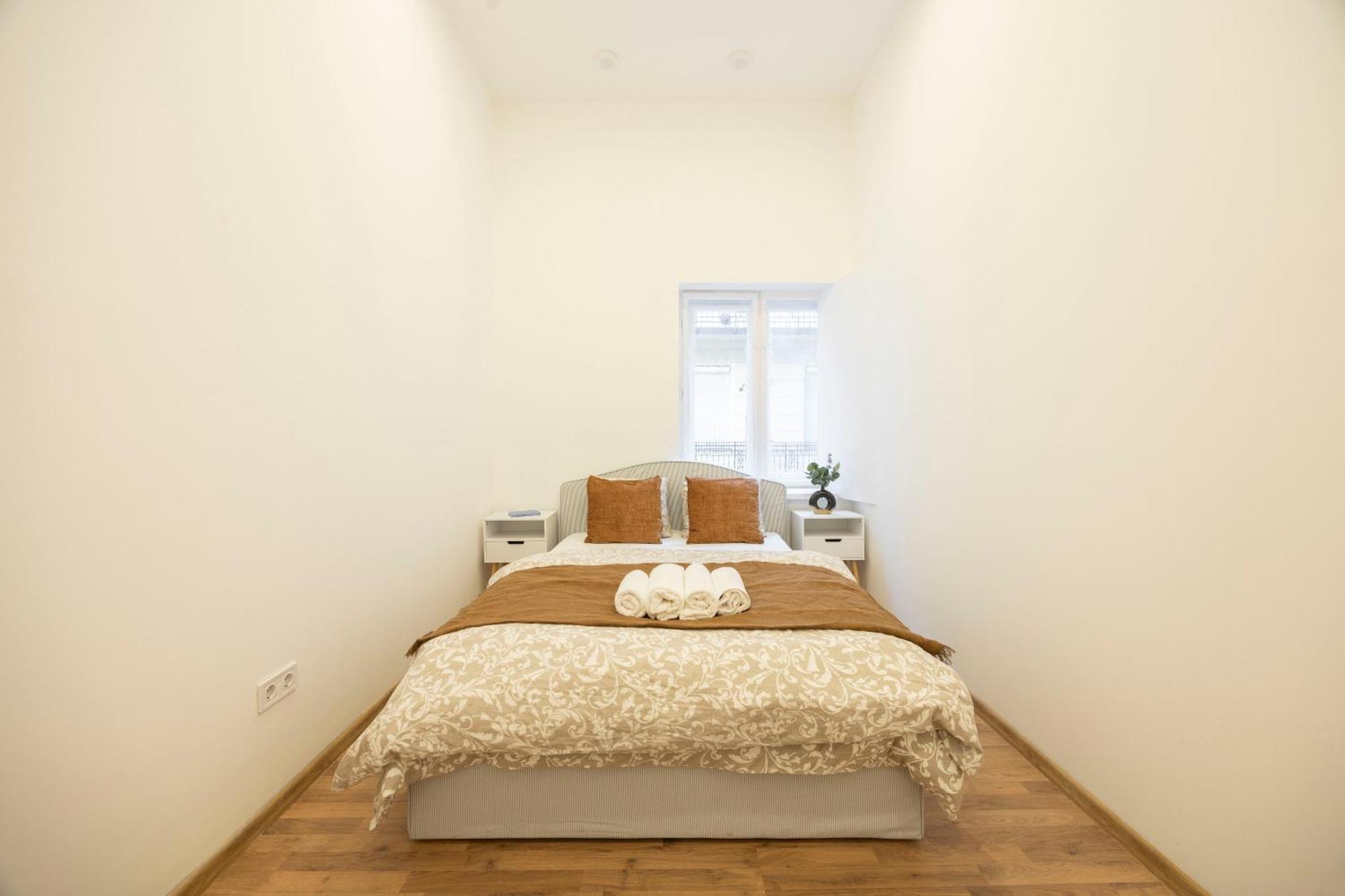 Located Grand With 4 Bedrooms Apartment *