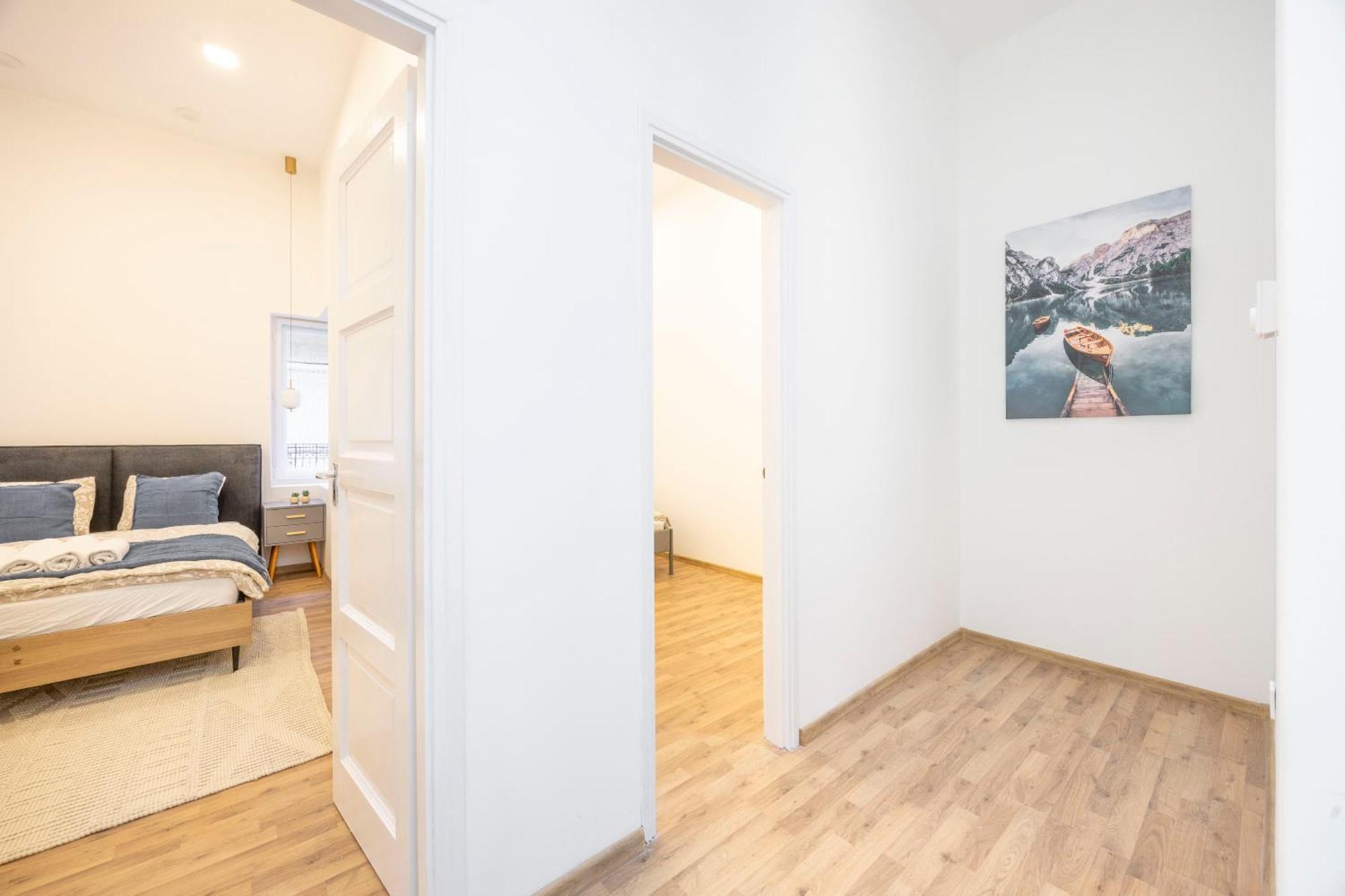 Located Grand With 4 Bedrooms Apartment Budapest