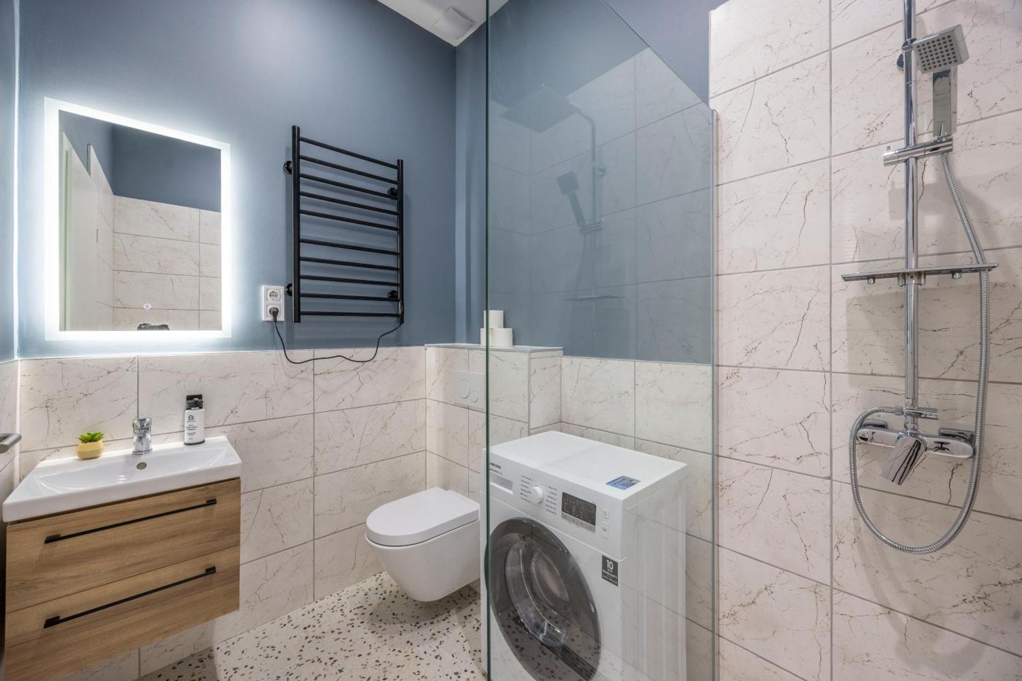 Located Grand With 4 Bedrooms Apartment
