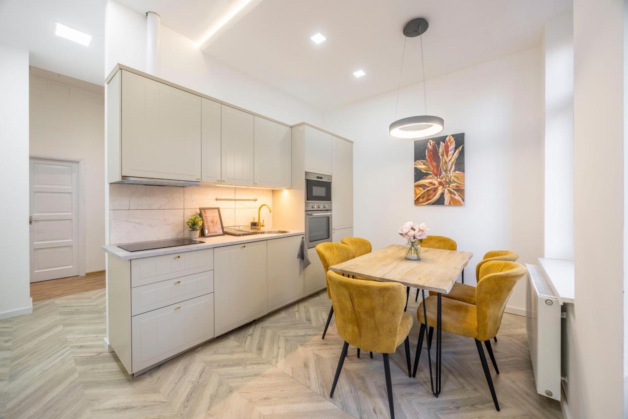 Located Grand With 4 Bedrooms Apartment *