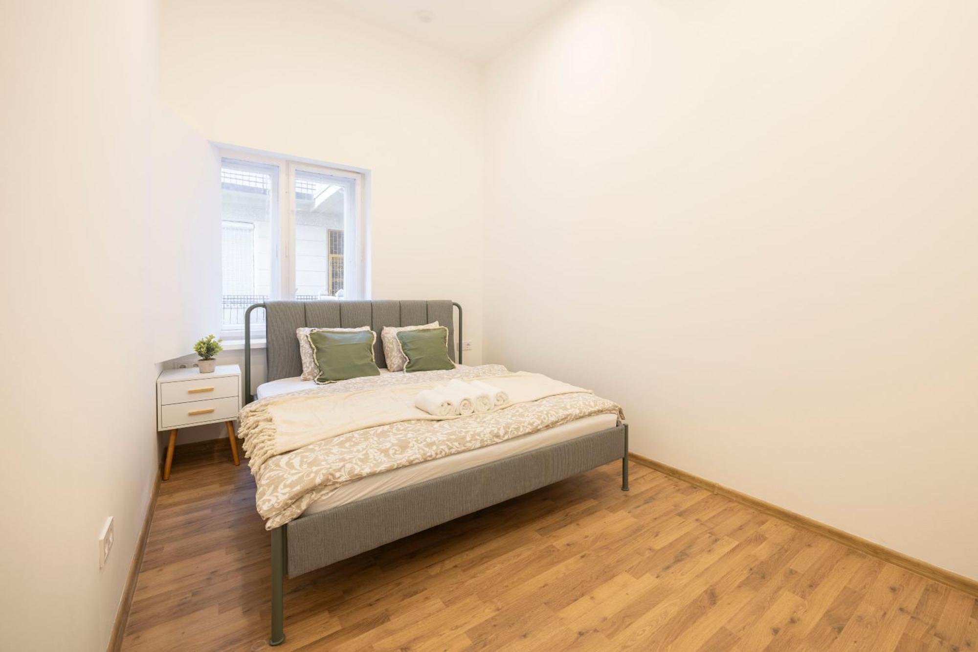 Located Grand With 4 Bedrooms Apartment Budapest