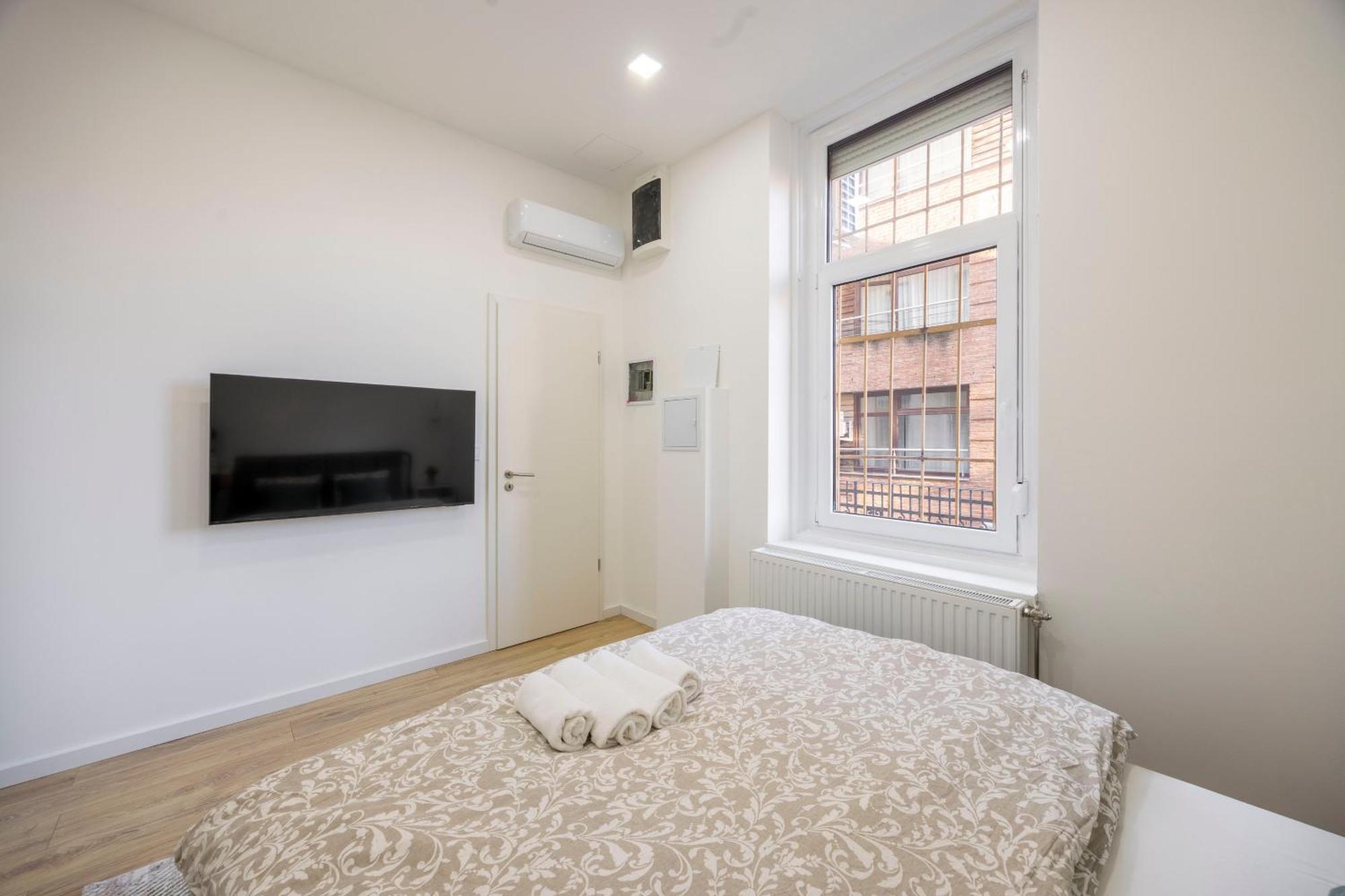Located Grand With 4 Bedrooms Apartment Budapest